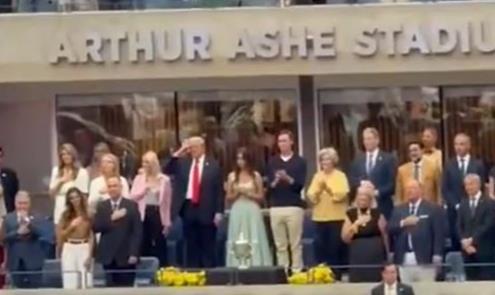 尚盈配资 特朗普现身美网男单决赛遭观众嘘声，因他的到来导致比赛推迟、大片空座